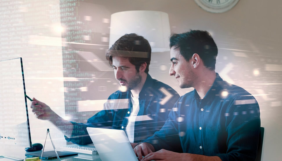 Equipo colaborando en entorno de innovación